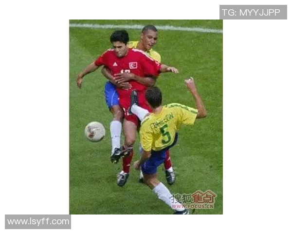 巨星绿茵场凌空劲射瞬间展现力量与速度之美 巨星绿茵场凌空劲射瞬间展现力量与速度之美