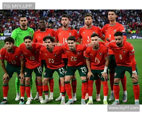 足球巨星集结一堂精彩瞬间 回顾传奇球员的荣耀合影时刻