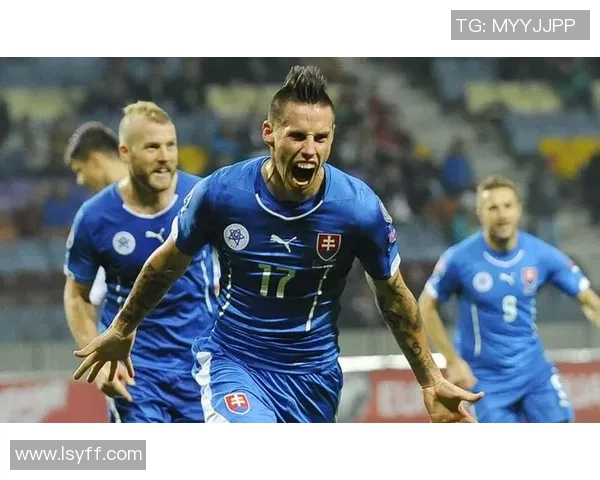 足球球星赛场外嗑瓜子引发热议 网友调侃：职业运动员的新休闲方式